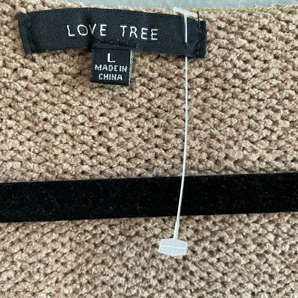 NWOT Love Tree textured cable knit v-neck sweater. Size Large. - Picture 4 of 4